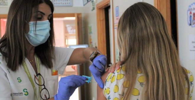 Seis de cada diez mayores de 12 años de Castilla-La Mancha ya ha recibido al menos una dosis de la vacuna