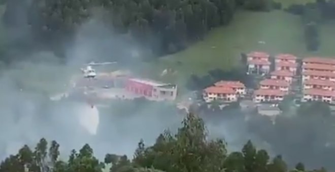 El helicóptero del Gobierno ayuda a sofocar un incendio forestal en Castro Urdiales próximo a una vivienda