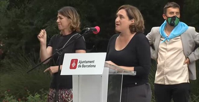 Ada Colau es recibida entre silbidos y abucheos en las fiestas de Sans