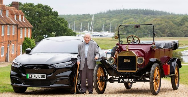 Conduce un coche eléctrico por primera vez, 90 años después de sacarse el carné con un Ford Model T