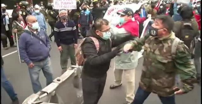 Enfrentamientos en las calles de Perú entre partidarios y detractores de Guido Bellido