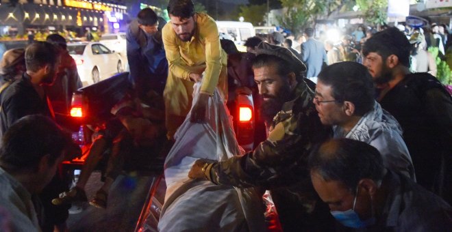 El doble atentado en el aeropuerto de Kabul deja casi un centenar de muertos y 150 heridos