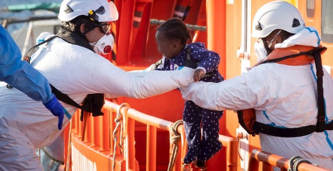 Tres hospitalizados tras el rescate de una patera con 56 personas en Gran Canaria