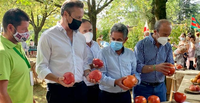 Revilla destaca la calidad "única" del tomate de Cantabria en el festival de Torrelavega