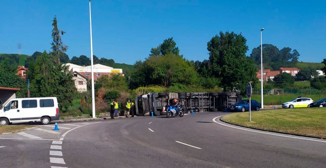 Vuelca un camión en una rotonda en el Polígono de Guarnizo