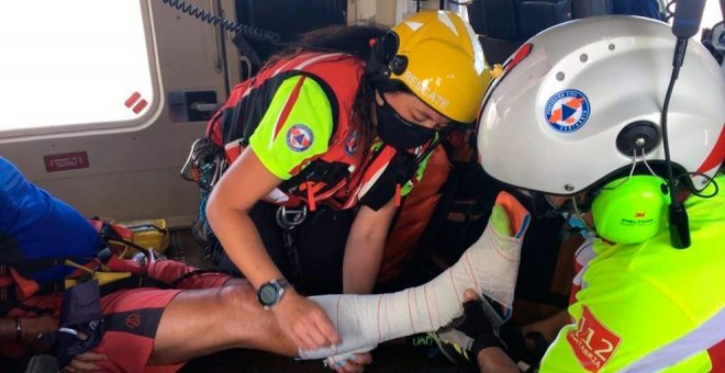 El helicóptero rescata a un senderista tras sufrir un esguince en Picos de Europa
