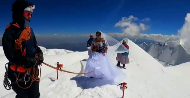 Jhonny Pacheco y Heydi Paco se dan el 'sí quiero' en lo alto del Illimani boliviano