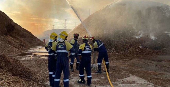 Sale ardiendo una gran cantidad de biomasa en una central eléctrica de Puertollano