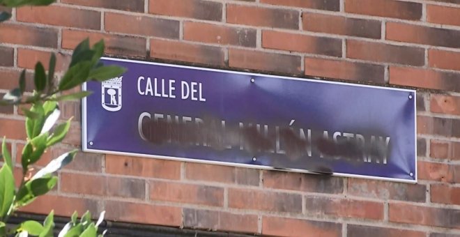 Aparecen pintadas algunas placas de la calle General Millán Astray de Madrid