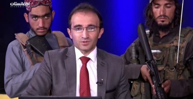 Un presentador rodeado de talibanes armados pide al público que no tenga miedo