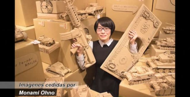 Una artista japonesa realiza esculturas de cartón con todo lujo de detalles