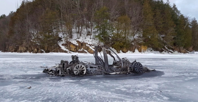 Este Tesla Model X se quemó sobre un lago helado, y dos años después ya sabemos qué pasó