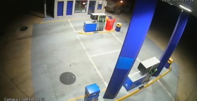 Unos ladrones usan una excavadora para robar en una gasolinera en Sevilla