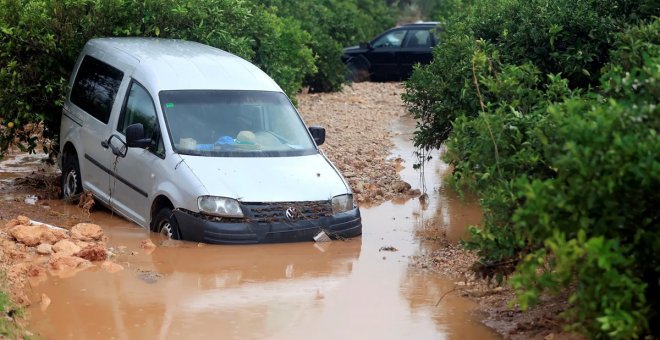 Vecinos desalojados y conductores atrapados en Iniesta, que amanece convertido en un lodazal por la DANA