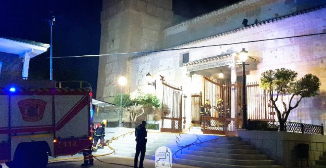 Un incendio en la iglesia  de Carranque calcina varias imágenes y afecta a la techumbre del templo