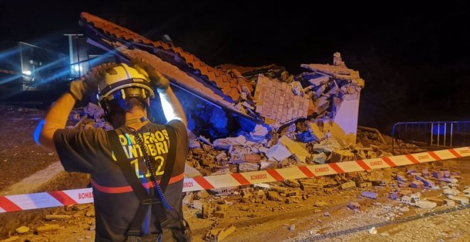 Se derrumba un edificio de Sarón con una decena de jóvenes en su interior