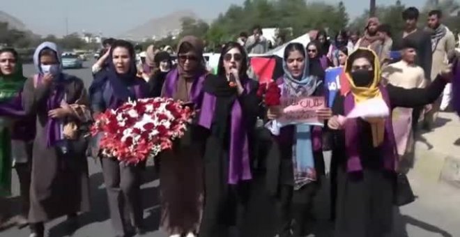 Los talibanes dispersan con gases lacrimógenos a un grupo de mujeres que se manifestaban por la educación y el trabajo