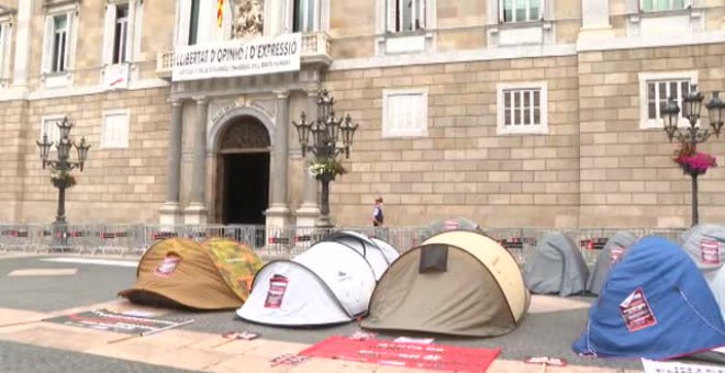 Representantes del ocio nocturno cumplen su tercer día de huelga de hambre acampados frente a la Generalitat