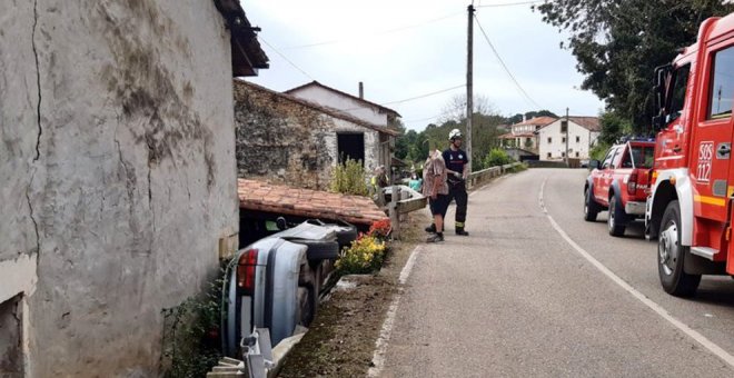 Herida tras quedar encajado su coche entre una vivienda y la carretera en Esles