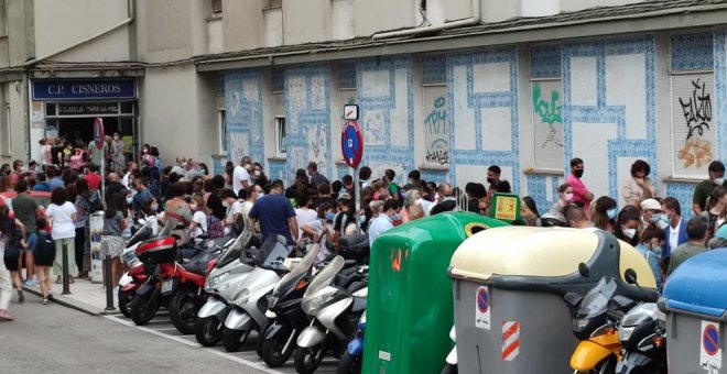 Aglomeraciones en las puertas de los centros en el primer día de la vuelta al cole