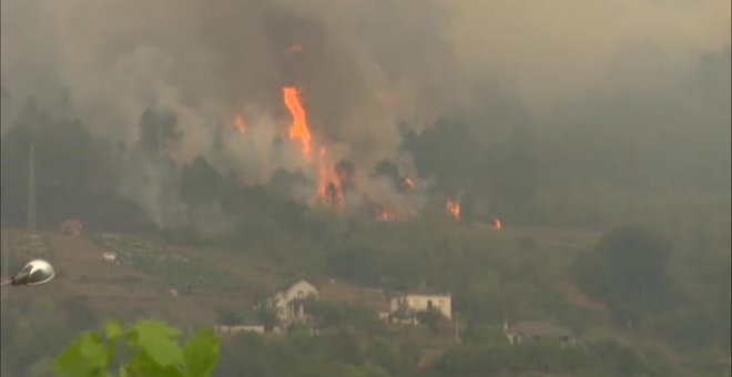 El fuego arrasa 1450 hectáreas en la Ribeira Sacra lucense