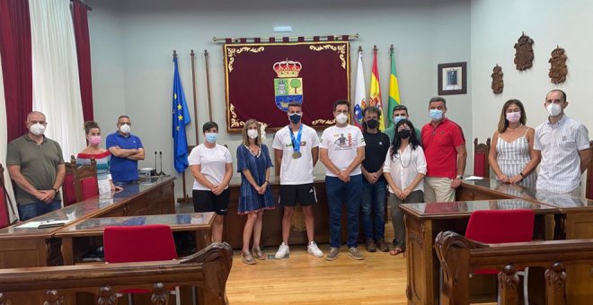 El Ayuntamiento de Colindres recibió al campeón del mundo de piragüismo en K2, Ernesto Goribar