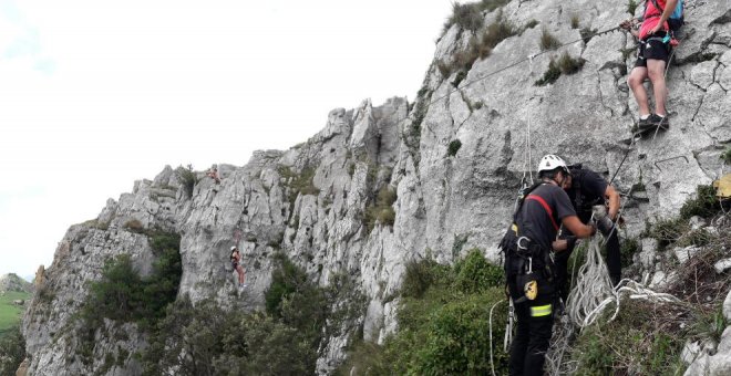 Rescatada una mujer que quedó atrapada en la tirolina de la vía ferrata de Liérganes