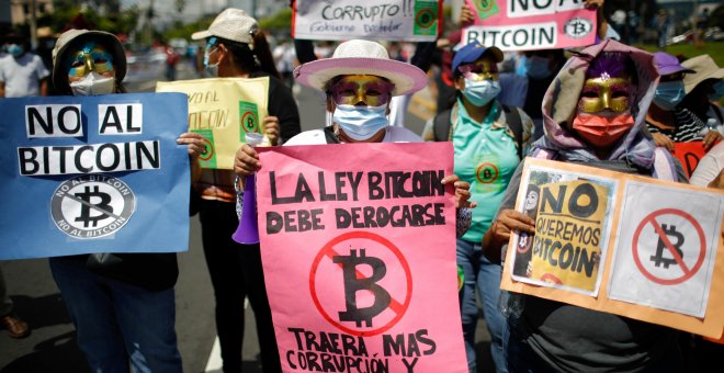 El bitcóin se desploma tras un caótico debut como moneda legal en El Salvador en medio de protestas