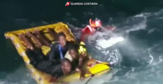 Rescate al límite de 125 inmigrantes atrapados en la isla de Conigli, en Italia