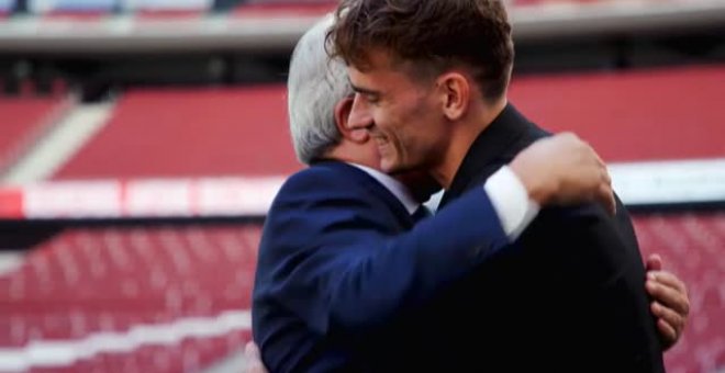 Griezmann posa con 'la rojiblanca' en su reencuentro con el Wanda Metropolitano