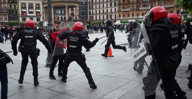 Amnistía Internacional denuncia 188 casos de uso indebido de porras por la Policía en todo el mundo en los últimos diez años