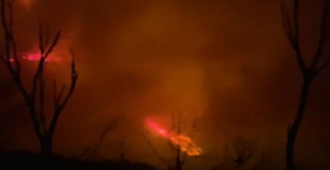 El fuego sigue descontrolado en Sierra Bermeja y ya se ha cobrado la vida de un bombero