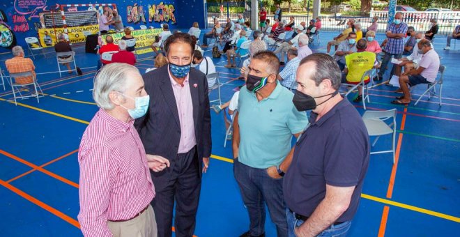 Gochicoa se reúne en Argoños con los vecinos afectados por sentencias de derribo