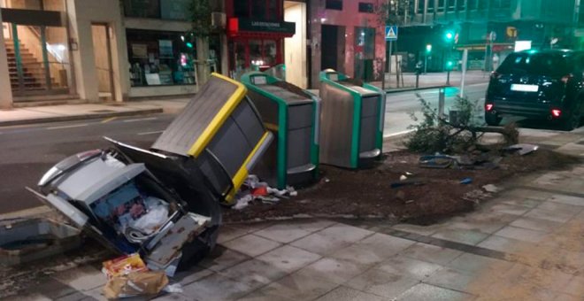 Actos vandálicos dejan contenedores volcados esta madrugada en Santander