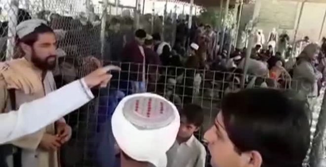 Miles los afganos  se concentran en la frontera con Pakistán para dejar atrás su país
