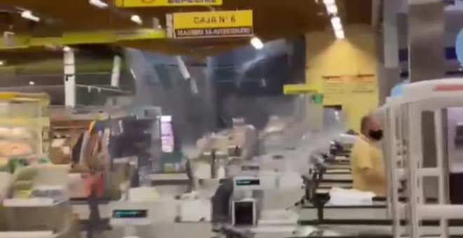 Una tormenta hunde el techo de un supermercado en A Coruña