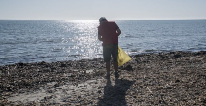 El Ayuntamiento se une a 'Libera' con una recogida de residuos en la playa El Bocal