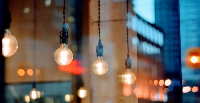 Las asociaciones de consumidores advierten de que el recibo de la luz no va a ser barato pese a las medidas del Gobierno