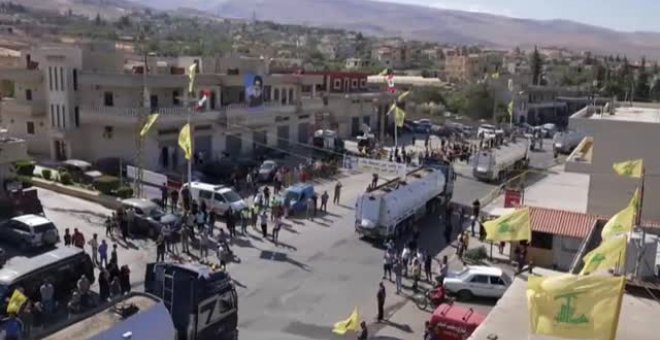 Pétalos de bienvenida al convoy de combustible iraní enviado por Hezbollah al Líbano