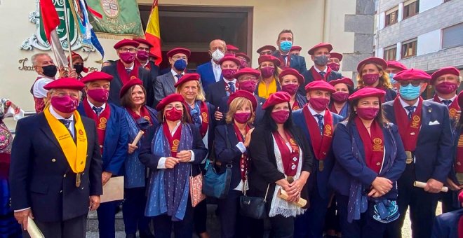 El director Manolo Saiz, miembro de honor de la Cofradía de la Anchoa de Cantabria