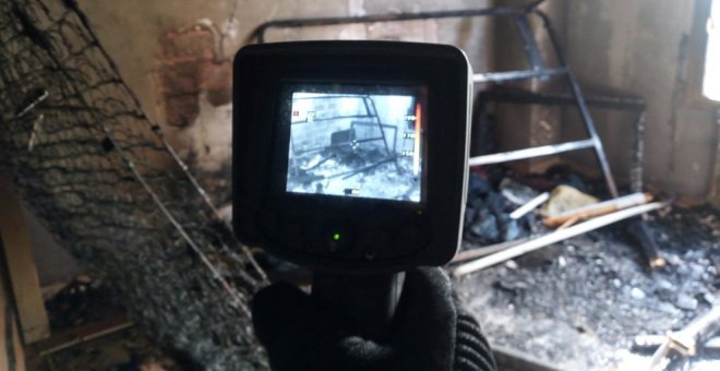 Bomberos sofocan un incendio en una vivienda en la calle Gutiérrez Solana de Santander