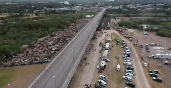 Más de 10.000 migrantes permanecen retenidos en un campamento bajo un puente en Texas