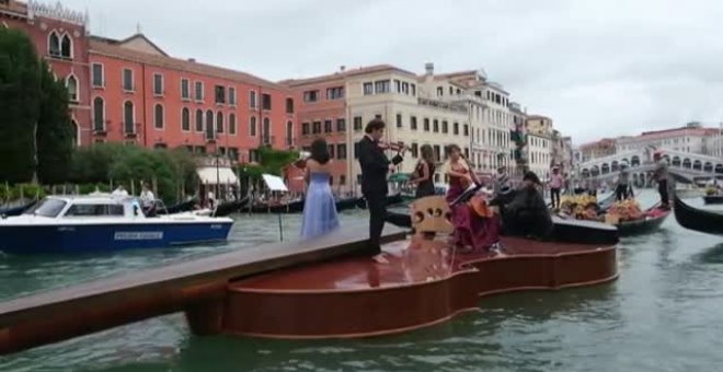 Un violín gigante recorre los canales de Venecia en homenaje a las víctimas de la COVID-19