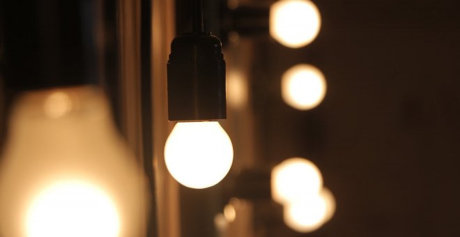 El precio de la luz llegará este lunes hasta los 156,75 euros/MWh