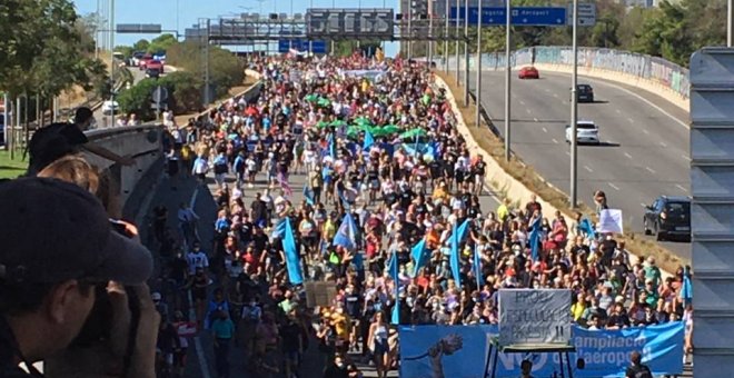 Milers de persones omplen la concentració de Barcelona contra l'ampliació de l'aeroport