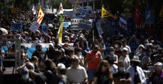 Miles de personas se manifiestan en Barcelona contra la ampliación de El Prat