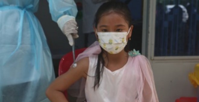 Camboya vacuna a niños a partir de los seis años de edad