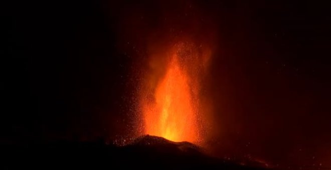 La noche volcánica de humo y fuego en La Palma