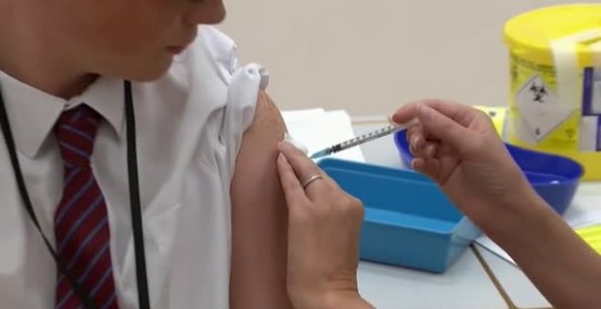 Reino Unido empieza la vacunación contra el covid para la franja de 12 a 15 años