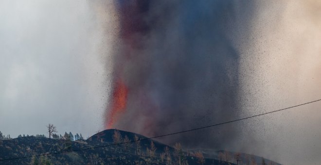 La lava del volcán de La Palma avanza imparable ante los sueños rotos de muchas familias